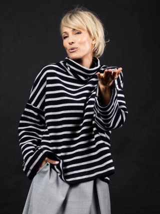 TEN SVETR Jsou svetry, které si zamilujete na dlouho. Ano, je to on. Stylovat můžete v podstatě do nekonečna. Prostě láska...