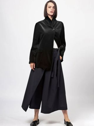 SAMETOVÉ SAKO jiný styling, jiná barva, jiné vyznění. Kombinací je bezpočet. Casual nebo ryze společenská příležitost, v...