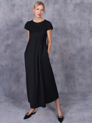 Kousek, který zvládne eleganci i pohodlí. Asymetrické černé šaty s vázačkou pro každou příležitost. ☺️